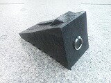 ハイプラ歯止めB型黒背面リング付6964056(トラック車輪止め/タイヤ止め/タイヤストッパー)