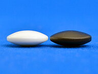 囲碁 硬質ガラス碁石 新生 梅 厚み約8mm 白石180粒 黒石181粒 打ち味もお楽しみ頂ける中厚のガラス碁石