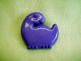 紫の恐竜ボタン　訳アリ(色あせあり）