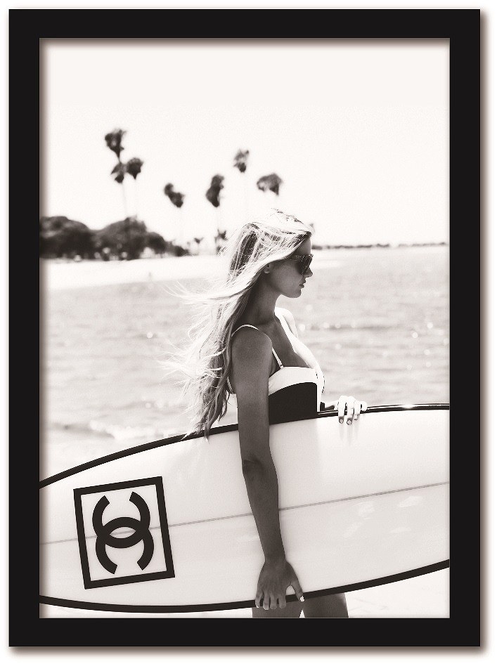 ハイブランド ポスター ファッション サーフガール ココ シャネル サーフボード 壁 Fashion 写真アート 国際ブランド モノクロ Photography 壁掛け 額入りアートパネル Series Surfing