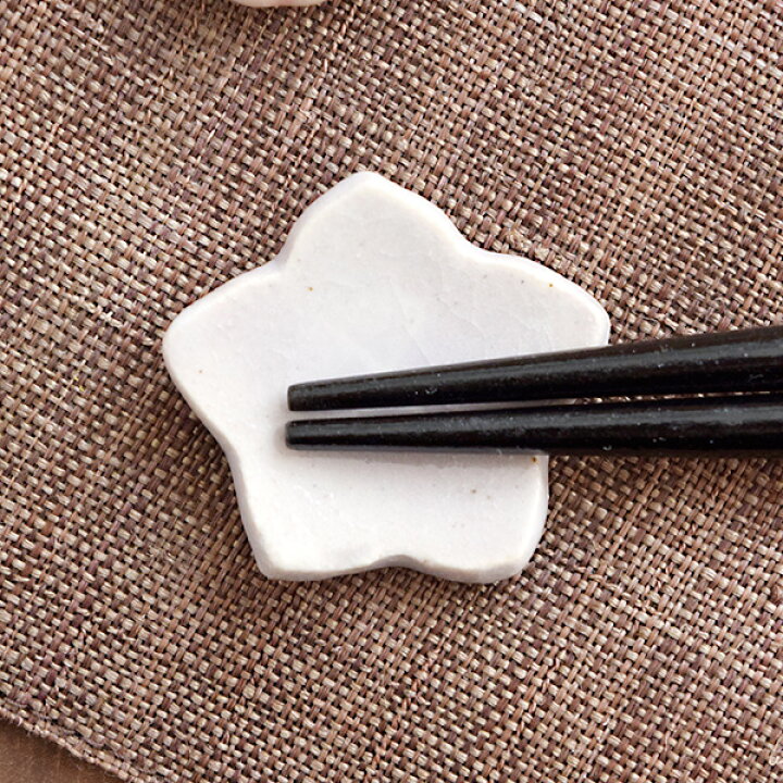 楽天市場】箸置き 花型 貫入 日本製 はしおき はし置き 箸おき カトラリーレスト 和食器 かわいい箸置き 和の箸置き 卓上小物 和風 和カフェ カフェ食器 花型 桜 桔梗 梅 葉っぱ かわいい おしゃれ モダン【ゆうパケット対象】 : EAST table 旧:TABLEWARE EAST 楽天市場】箸置き 花型 貫入 日本製 はしおき はし置き 箸おき カトラリーレスト 和食器 かわいい箸置き 和の箸置き 卓上小物 和風 和カフェ カフェ食器 花型 桜 桔梗 梅 葉っぱ かわいい おしゃれ モダン【ゆうパケット対象】 : EAST table 旧:TABLEWARE EAST