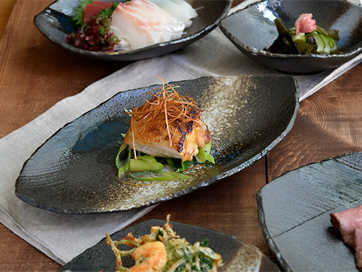 楽天市場 和食器 長皿 変形菱型 黒海 お皿 プレート サンマ皿 さんま皿 魚皿 焼き魚 大皿 盛り皿 刺身皿 寿司皿 変形皿 黒い食器 モダン おもてなし パーティー 和柄 和風 食器 おしゃれ 食器専門店テーブルウェアイースト