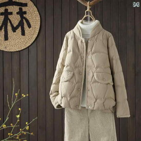 年の白いダウンジャケットは.襟が立っていて軽く.保温性が高く.短めので.女性らしくスタイリッシュな外套です