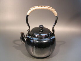 茶器・茶道具銀瓶　阿古陀（あこだ）型　湯沸銀燻（ギン イブシ）仕上秀峰堂作