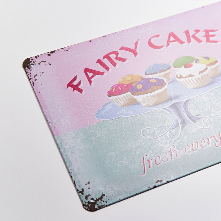ブリキ看板k カップケーキ fa ポスター 絵 壁掛け カフェ風インテリア雑貨 金属アートパネル スイーツ お菓子 洋菓子 純喫茶店 イラスト 絵画 アメリカン雑貨 プレート 玄関 ガーデニング ガーデン おしゃれな モダン かわいい レトロ風 ピンク色 30cm A4 横長 ... ブリキ看板 トイプードル カップケーキ プードル ベーカリー②