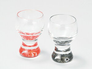 花びら ショットグラスペア 黒・朱 2客:本漆塗り ガラス 酒器 漆塗り盃 お猪口 ペアグラス ぐい呑み おしゃれ かわいい お酒 日本酒 洋酒 父の日 コレクション 結婚式 記念品 プレゼント ギ