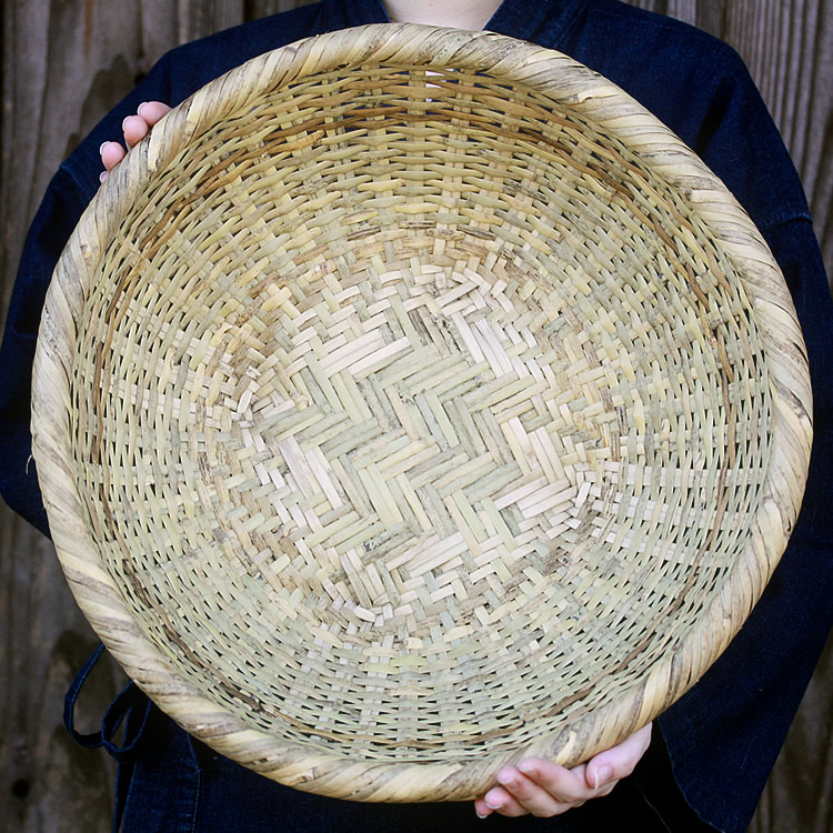 脱衣籠や茶碗籠として最適な国産竹ざる 篠竹底編み足付ざる（大）