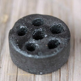 【1/24 20時から7時間限定 26%OFFクーポン配布中！】【国産】竹炭剣山（小）竹炭 剣山 投げ入れ 生け花 活け花 生花 活花 花器 一輪挿し 装飾 簡単 お手軽 癒し 癒し 炭の力 置物 オブジェ インテリア 雑貨 和風 洋風 風水 浄化