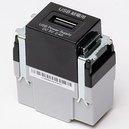 スマートフォンやタブレット端末の急速充電ができる、充電専用USBコンセントです。定格出力2.4Aのため、タブレット端末の急速充電も可能です。 LAMP スガツネ工業埋込充電用USBコンセント DM1-RU1P24型品番 DM1-RU1P24-BL注文コード 210-044-947色 ブラック入力電圧 AC 100V出力電圧 DC 5V出力電流 2.4A※取り付けには電気工事士の資格が必要です。