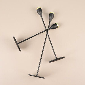 金属製の燭台キャンドルホルダーの結婚式のホームテーブルディナーカンデラブラの中