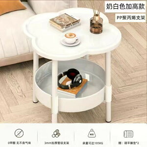 _̓d̏ӂ̉̉ƒpVvȌx_̋qԂ̃\t@[̂΂̏̐Q̉Ԃт̏e[u