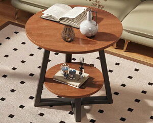 ӓؒ̏ȃe[uґō̂\t@̃TChLrlbg̒[ɂ鏬ȉ~̃rO[̉ƒpxbh̃e[uł