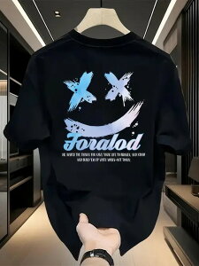 背中に青と白のグラフィティ風スマイリーフェイス・グラフィック(目は 「X 」の形)、その下に 「Foralod 」の文字と英文がプリントされた200gの黒クルーネック半袖Tシャツ。フィット感は