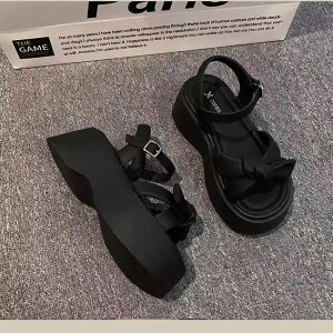 Vl̃{fBe[ꂽÃfB[XvbgtH[T_́AĂ̑ɂ҂łBgœb̂悤ȃfUĆA߂̃hXƑQł