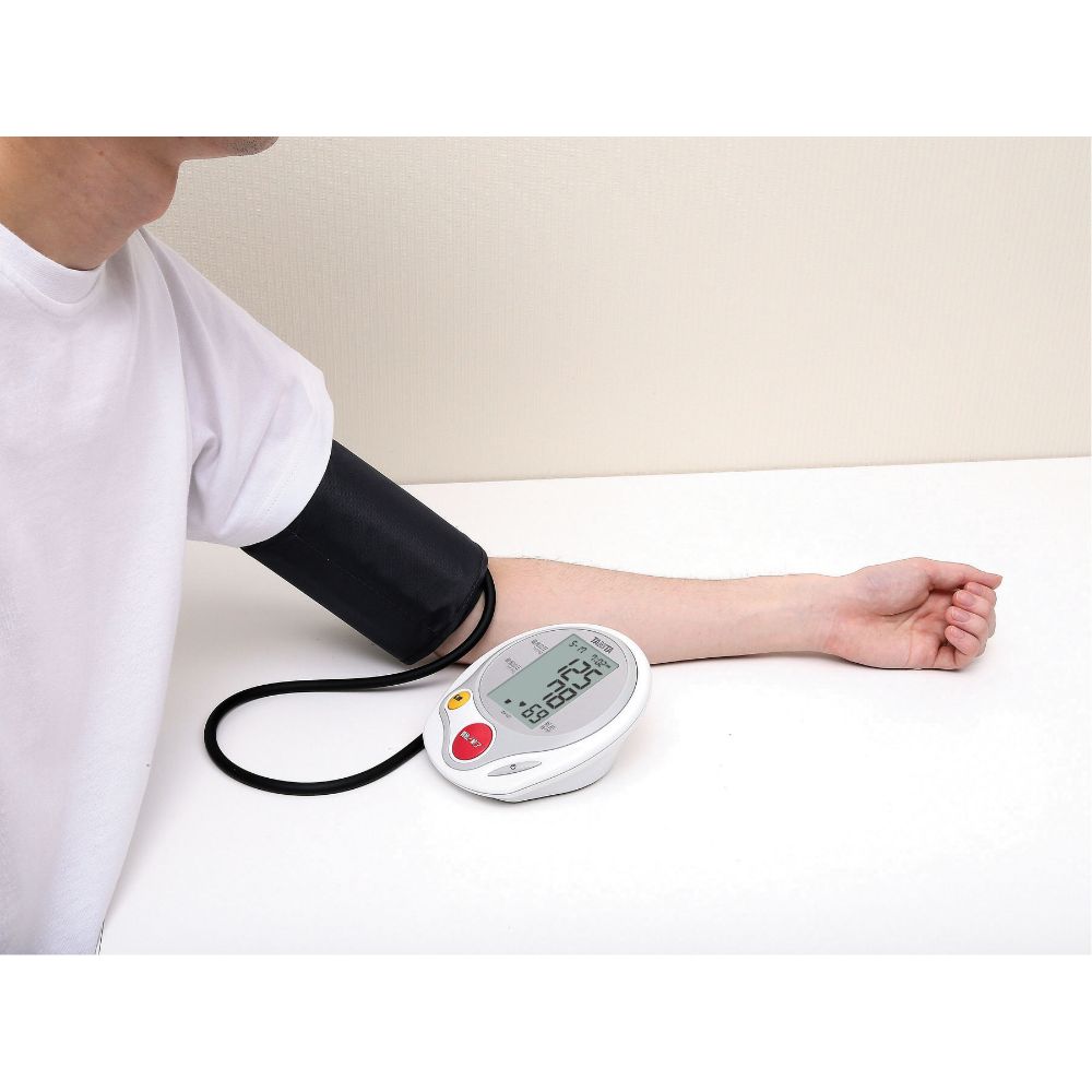 タニタ 血圧計 上腕式 BP-522-WH 脈拍 簡単 血圧測定器 正確 全自動 記録 時計 家庭用 おすすめ 操作 液晶 見やすい 健康管理 ホワイト TANITA