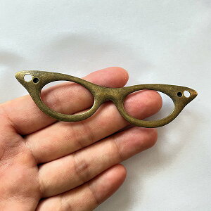 【ハンドメイドパーツ素材】アンティーク風・メタルチャーム・デコ・金古美・メガネ【d3i1p】