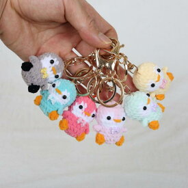 キーホルダー かわいい レディース 手編み ペンギン 動物モチーフ 毛糸 あみぐるみ ストラップ バッグチャーム ワンポイント 贈り物 イエロー グレー パープル ピンク スカイブルー