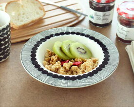 マリメッコ シイルトラプータルハ ディーププレート20cm ホワイト/ブラック marimekko SIIRTOLAPUUTARHA 【パスタプレート 結婚祝い プレゼント 贈り物】【Marimekko マリメッコ】【食器 カトラリー】【ギフト】