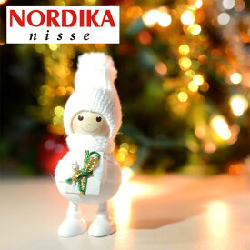 ノルディカニッセ プレゼントを抱えた白いふとっちょ男の子 北欧の人形 木 木製 贈り物 手作り ハンドメイド 北欧 クリスマス 誕生日 おしゃれ 北欧雑貨 ニッセ ノルディカ プレゼント 賃貸 男の子 人形 nisse nordika nordikanisse ミニチュア NORDIKA design