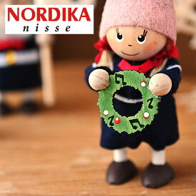 【送料無料】 ノルディカニッセ リースを持った女の子ハーモニー 北欧の人形 木製 贈り物 手作り ハンドメイド 北欧 クリスマス 誕生日 おしゃれ 北欧雑貨 ニッセ ノルディカ プレゼント コンパクト 賃貸 女の子 人形 ミニチュア ハーモニー リース nordika nisse 木製人形