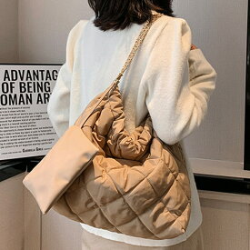 ＼20％OFFクーポン／キルティング バッグ レディース 大容量 ポーチ付き 2点セット 鞄 カバン 大きめ 白 黒 ショルダーバッグ 肩掛け A4サイズ収納 マチあり 肩紐 チェーン マグネットボタン 水筒 ペットボトル 内ポケット 通勤 通学 プレゼント