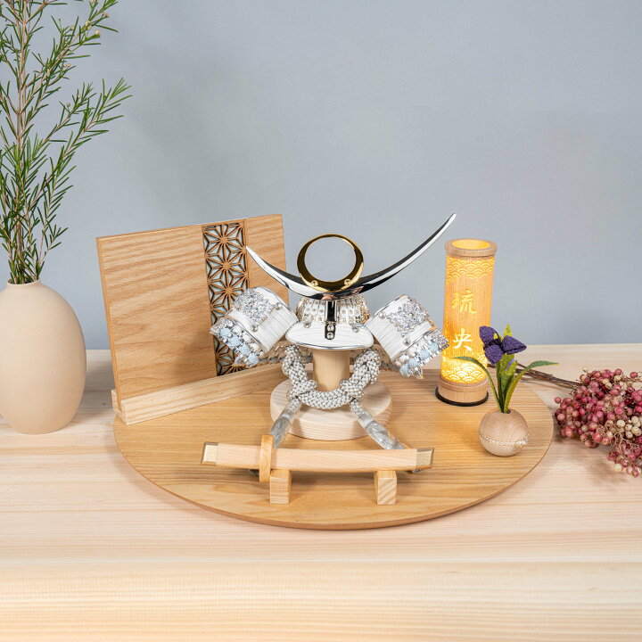 楽天市場 五月人形おしゃれ 0610 かわいい シンプル コンパクト 五月人形 木製兜 かっこいい てづくり モダン ことの兜 銀上杉謙信 平台 行燈付き てづくり工房 木都