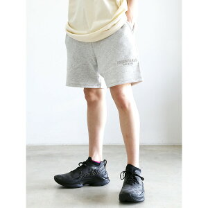 �������� �{�g���X FEAR OF GOD FOG ESSENTIALS �t�B�A�I�u�S�b�h �G�b�Z���V�����Y RUBBER TAG EMB SWEAT SHORTS / �O���[ �ԕi�����s��