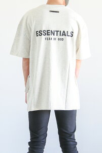 �������� �g�b�v�X FEAR OF GOD FOG ESSENTIALS �t�B�A�I�u�S�b�h �G�b�Z���V�����Y 21SS BACK LOGO S/S TEE / ���C�g�I�[�g�~�[�� �ԕi�����s��