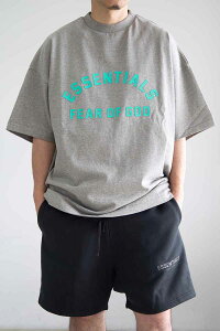 �������� �g�b�v�X FEAR OF GOD FOG ESSENTIALS �t�B�A�I�u�S�b�h �G�b�Z���V�����Y 24SS FRONT LOGO SS TEE / �_�[�N�I�[�g�~�[�� �ԕi�����s��