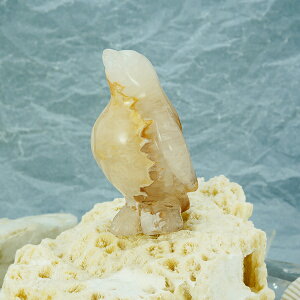 かわいい手彫り彫刻 ペンギンの置物 【重量約201g、サイズ約W45×D41×H95(mm)】 メノウ(瑪瑙) 水晶 パワーストーン インテリア オブジェ 天然石