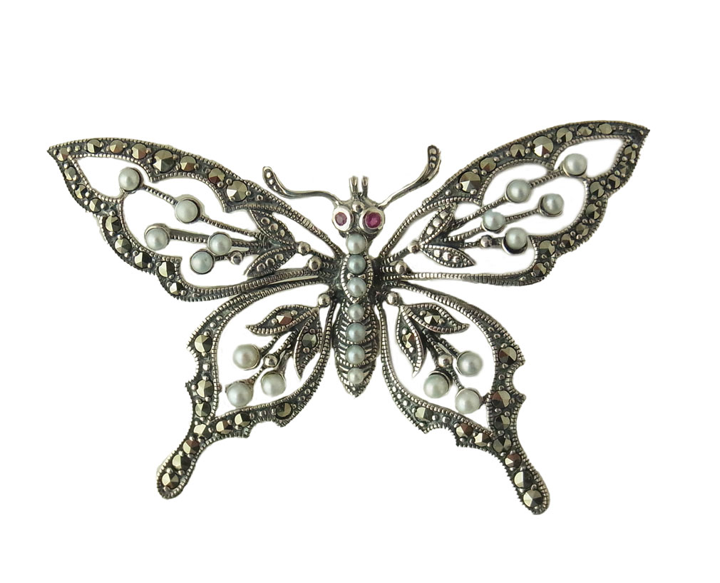 割引 碌山シルバーアンティークを思わせる繊細で美しい蝶のブローチシードパールにマルカジット 瞳はルビー204C0451-RB 高品質