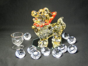 琥珀色 貔貅(ヒキュウ) 雌雄同体(クリスタルガラス製) &アクリルダイア(10個)&クリスタル水盃&八角ミラー台座&パワーアップ牛鈴首掛けセット <風水グッズ・開運グッズ・幸運の置物