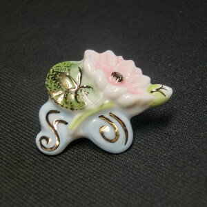 陶器製 デザイン ブローチ 【 ハス - 蓮 -】 バタフライピンタイプ ☆品のあるお花ブローチで季節を彩る♪ ロータス lotus porcelain brooch