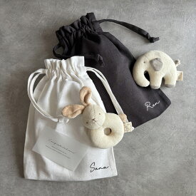名入れ おむつポーチ 出産祝い 女の子 男の子 「がらがら ＋コットンリネン巾着バッグ」 メッセージカード付き オーガニックコットン にぎにぎ【 おむつケーキ シンプル ギフト かわいい おしゃれ 1歳 誕生日 プレゼント メール便送料無料】