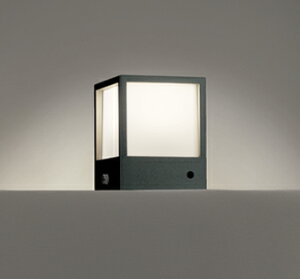 門柱灯 門灯 洋風 明暗センサー付き 白熱灯60W相当 電球色(2700K) 電球交換不可