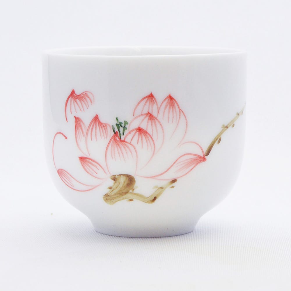 シンプルで薄手の白磁、手描きの品茗杯。色鮮やかに蓮の花を描いています。 手絵彩磁茶杯・五彩独秀（90ml）（満水130ml）