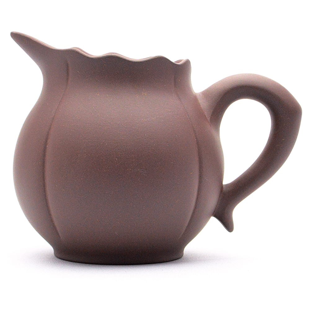 蓮をイメージして紫砂泥で作られた茶海。濃い茶色です。 中国茶器・宜興紫砂・蓮茶海（焦茶） 240ml（満水290ml）