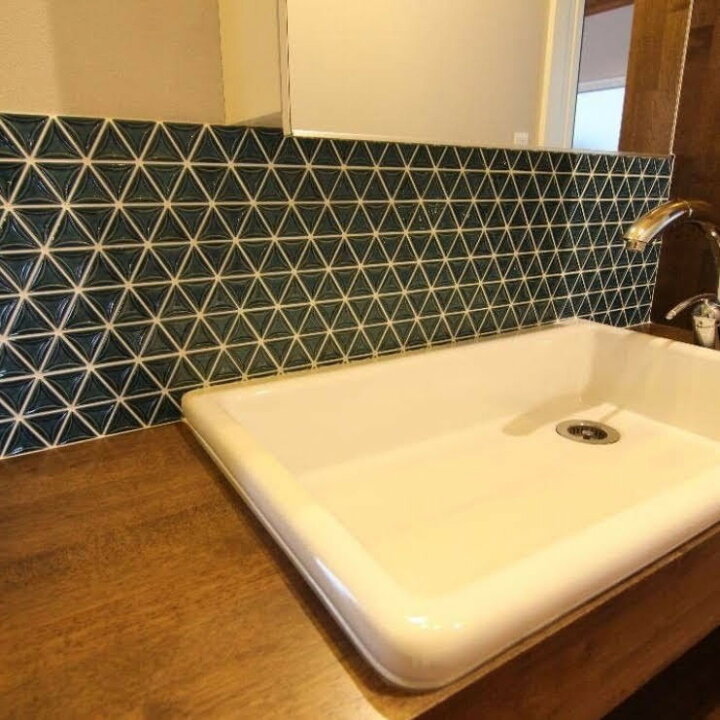 楽天市場 三角モザイクタイル シート販売 全7色 内装壁のｄｉｙに 72粒 おしゃれなデザイン かわいい色と模様 円形 花模様 レトロモダン風 キッチン 玄関 テーブル 洗面所のリフォームにｏｋ 壁建材 日本製 磁器質 美濃焼 耐凍害 タイル通販 タイルオンライン