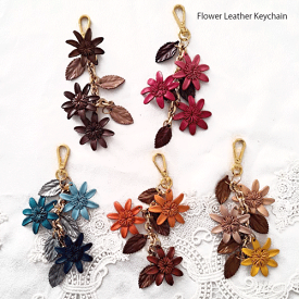 【ポイント5倍】【クーポン】【送料無料】レザーキーホルダー 本革可愛いお花デザインバッグ チャーム フラワーデザインキーホルダー革 レザーレディースキーホルダー おしゃれ 大人可愛い 鍵 紛失 防止