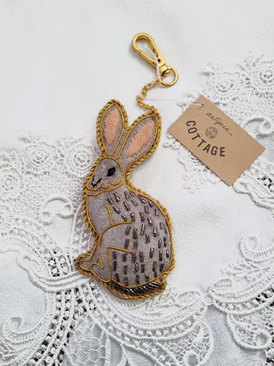 ショウガラゴ　ビーズ刺繍　ハンドメイド　チャーム　キーホルダー　アニマルモチーフ 楽天市場】【送料無料】インドザリ刺繍キーホルダー（くじら