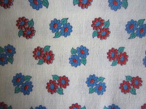 フィードサック オフホワイト地赤青お花 (1/16サイズ)