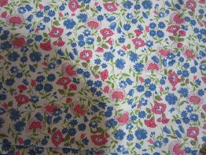 フィードサック 白地ピンクブルー小花 (1/4サイズ)