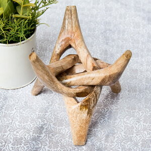 一本の木を彫って作ったマンゴーウッドボウルスタンド3本足タイプ【直径12cm】 / シンギングボール シンギングボウル マット 台座 全部 仏教 楽器 瞑想 民族楽器 インド楽器 エスニック楽器