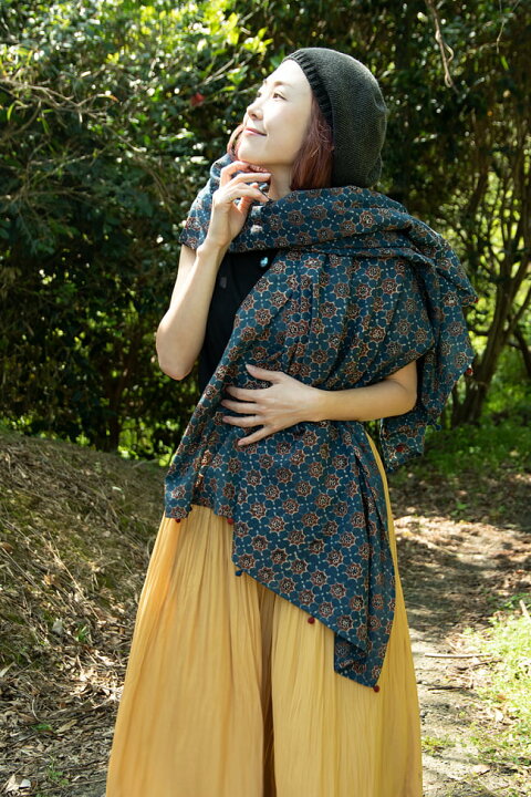 楽天市場 送料無料 羽織るだけでエスニックコーディネート アジュラック染のコットンジレ Ajrakh トップス カーディガン レディース エスニックファッション 袖なし エスニック衣料 アジアンファッション エスニックファッション レビューで1000円クーポン