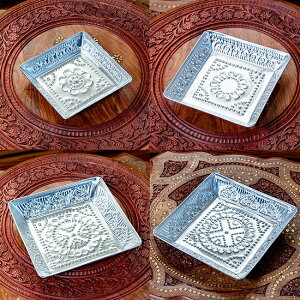 【4サイズセット】バリのアルミスクエアトレイ 手打ち細工が美しい / 飾り皿 小物入れ アルミ皿 おぼん お盆 トレー ハンドメイド バリ雑貨 インド タイ プレート お供え アジアン食品 エス