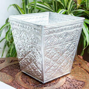 バリの飾りつきマルチバスケット 手打ち細工が美しい スクエア 高さ:23cm 幅:22cm / 小物入れ タオルバスケット ワインバスケット ペン立て ダストボックス バリのアルミ雑貨 籠 インド タ