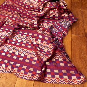 〔1m切り売り〕インドの伝統模様布 光沢感のあるブロケード生地 金糸〔約126cm〕紫×赤×金系 / キラキラ布 豪華な布 計り売り布 アジア ファブリック エスニック