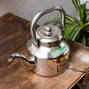 【送料無料】 【チャイ15杯分くらい】レトロケトル インドのやかん 1200cc程度 / ヤカン 薬罐 ステンレス 現地仕様 小型 家庭用 調理器具 食器 アジアン食品 エスニック食材 食材【レビューで5