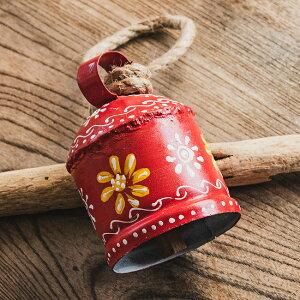 ジュート紐とハンドペイントの 手作りベル インドの素朴な味わい 縦:約9cm 横:約6.5cm 鐘形 赤 / ドアベル 熊よけ鈴 ドア鈴 呼び鈴 ハンギング カントリー カウベル ドアチャイム インド風鈴