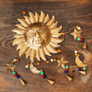 ドアチャイムなどへ!手作りのやさしい音色 インドの銅仕上げベル付きハンギング 天体スーリャ〔約80cm〕 / 太陽 宇宙 ドアベル 熊よけ鈴 ドア鈴 呼び鈴 カウベル インド風鈴 アジアン エス